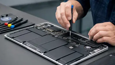Técnico realizando manutenção em um notebook