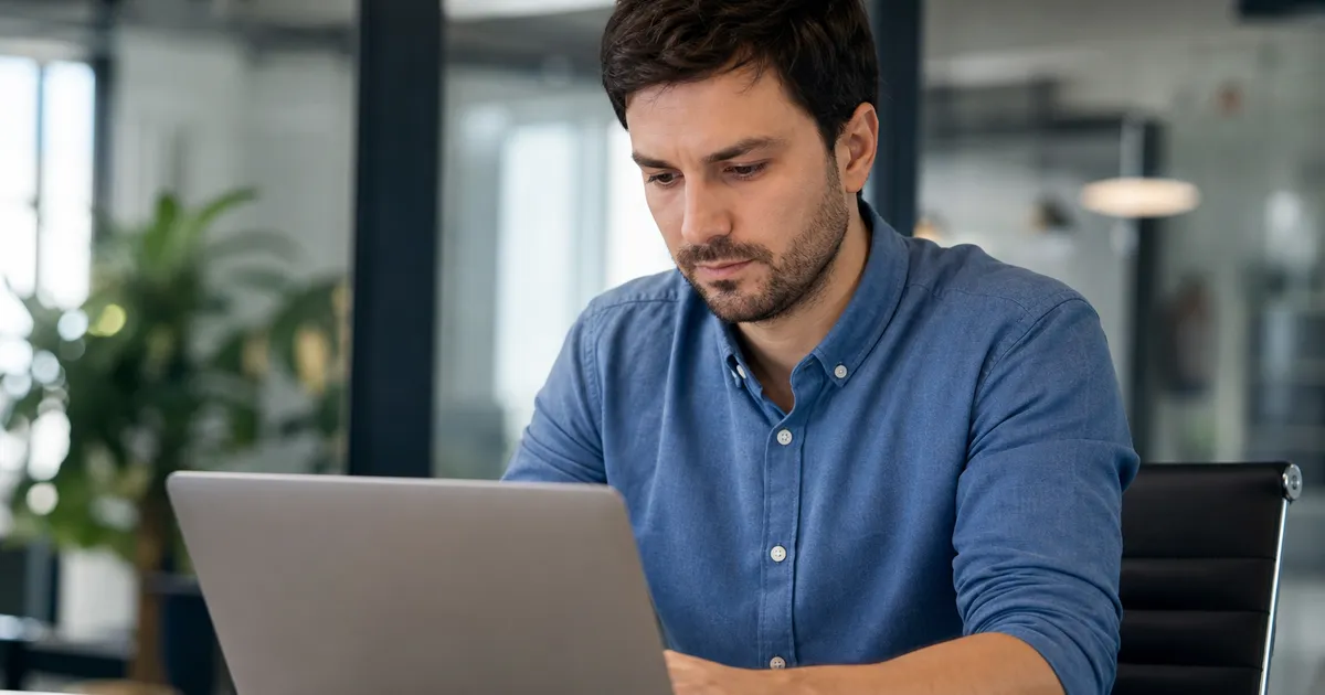 Pessoa trabalhando em um notebook em um ambiente de escritório