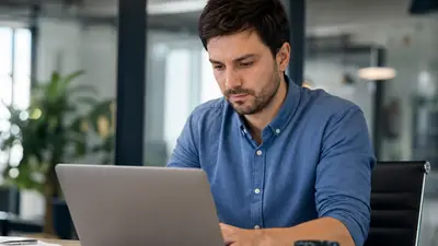 Pessoa trabalhando em um notebook em um ambiente de escritório